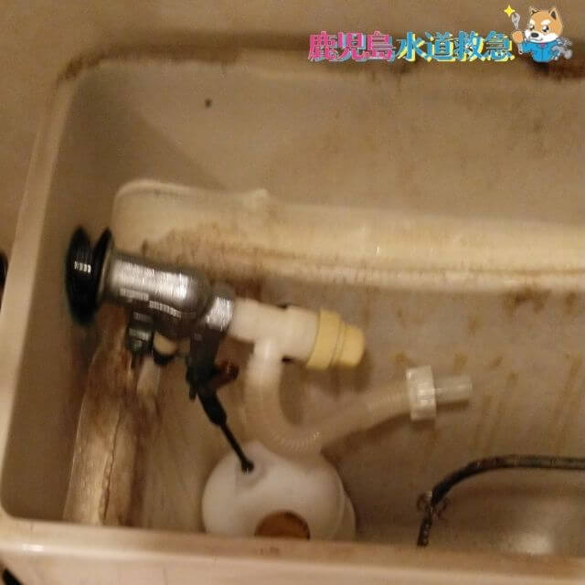 水漏れしているトイレ