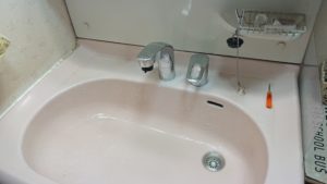 洗面台蛇口から水漏れ！新しい洗面台と交換して即解決！