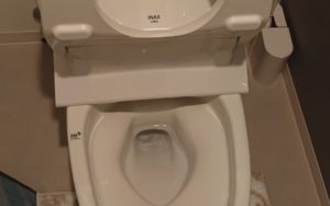 トイレにお掃除シートがつまった！高圧ポンプで押し流して解決！