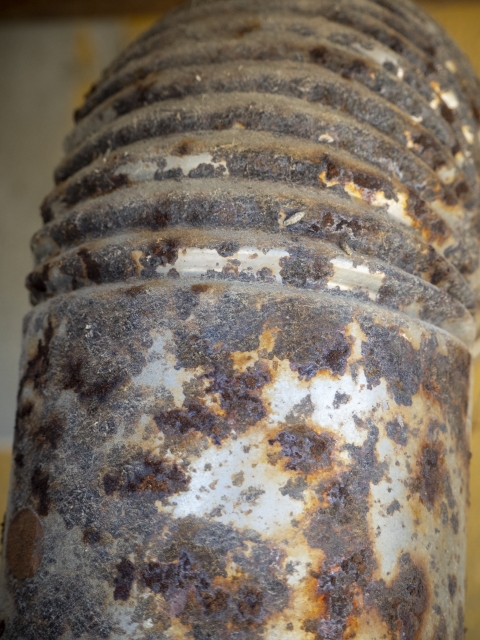 古くなって錆びた給湯器の排気管