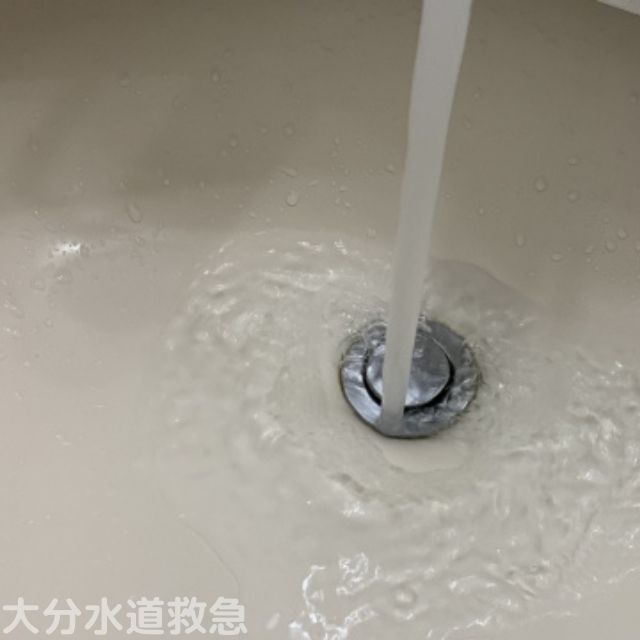 洗面台に水を流している