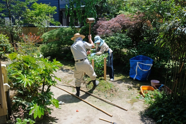 庭に杭を打っている