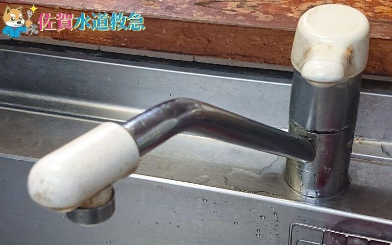 台所の蛇口から水漏れ｜新しい水栓に交換し解決！【佐賀県神埼郡の事例】